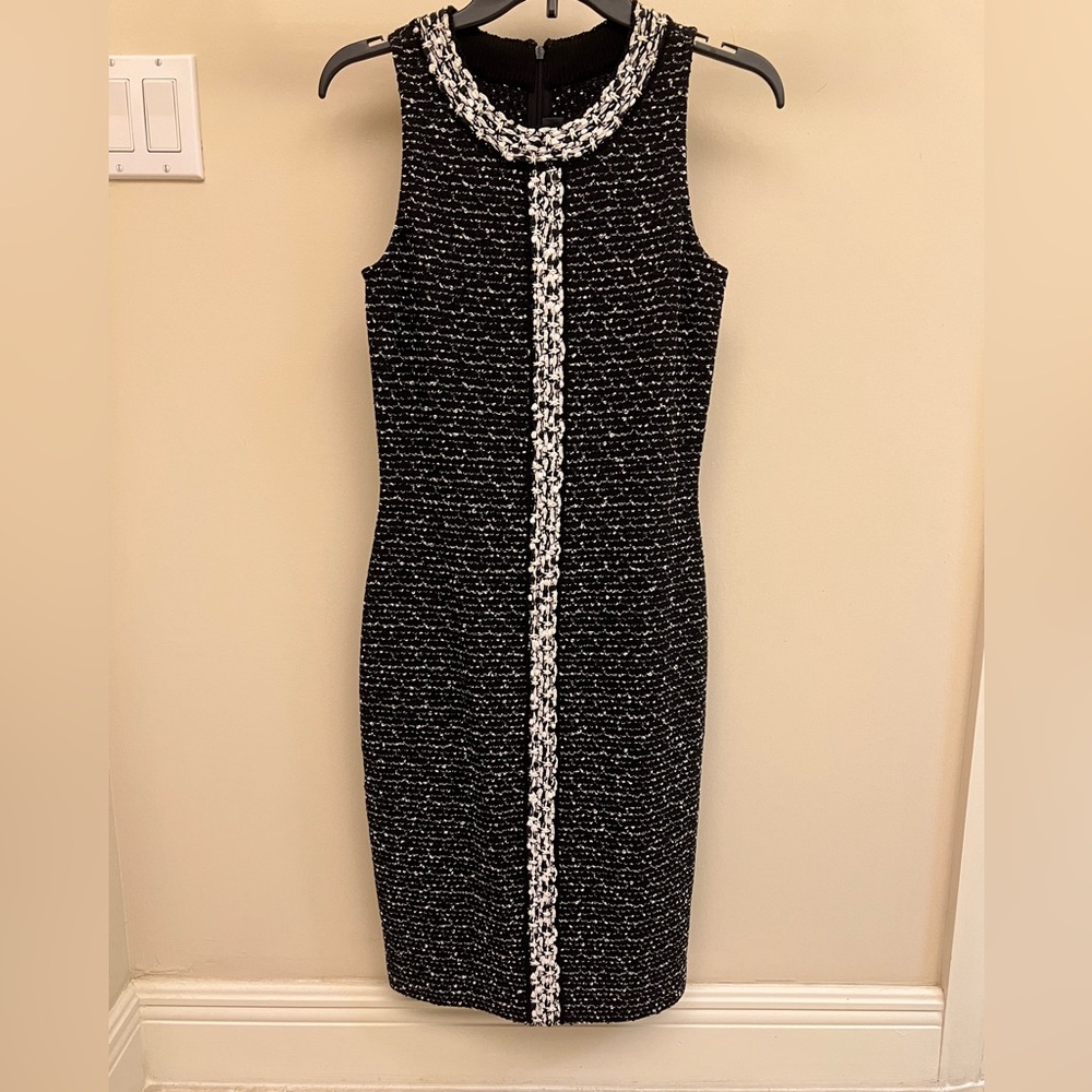 St. John Black and White Textured Knit sleeveless dress size 2 . New with tags